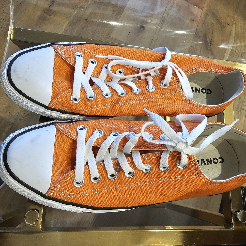 Converse Chucks gently worn still basically like new size 9